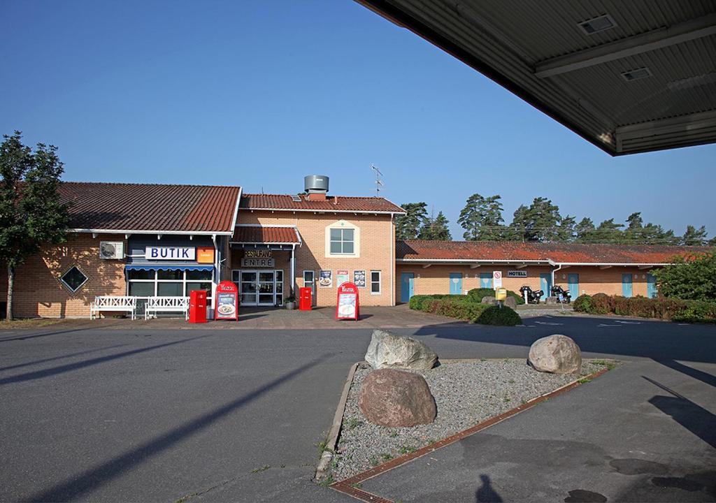 uma rua vazia em frente a um posto de gasolina em Rasta Eksjö em Eksjö