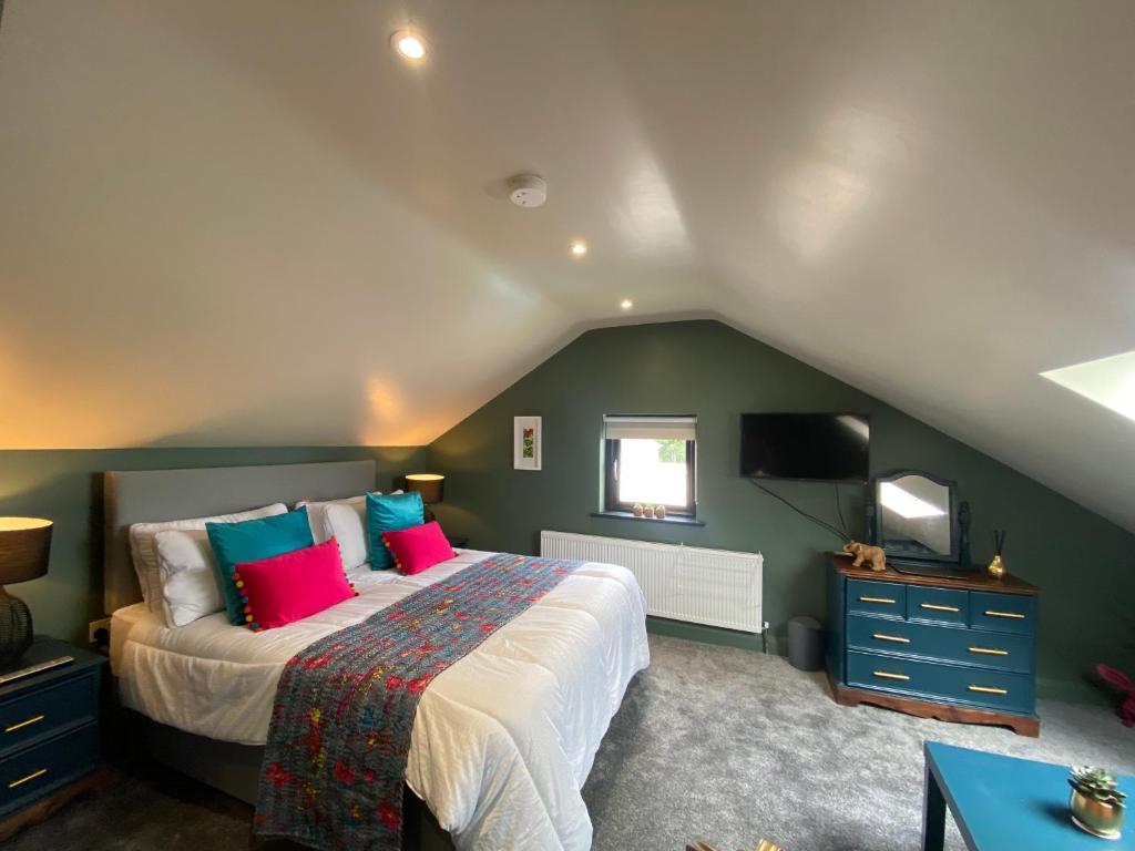En eller flere senge i et værelse på Wee Hoose-Private-Hottub -Romantic Break-Portaferry