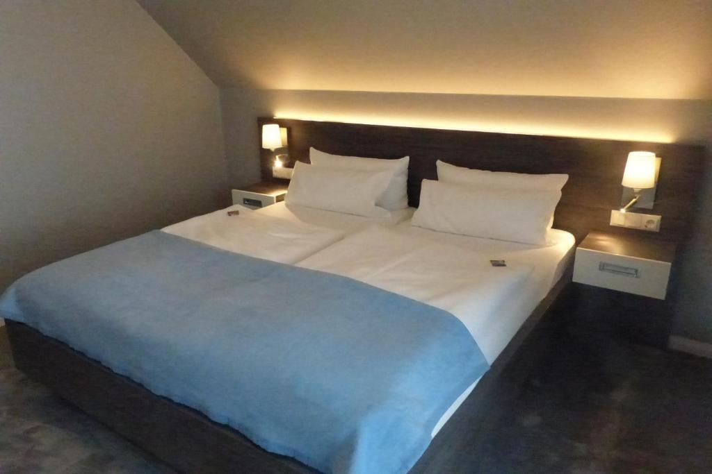 Postel nebo postele na pokoji v ubytování Strand-Hotel