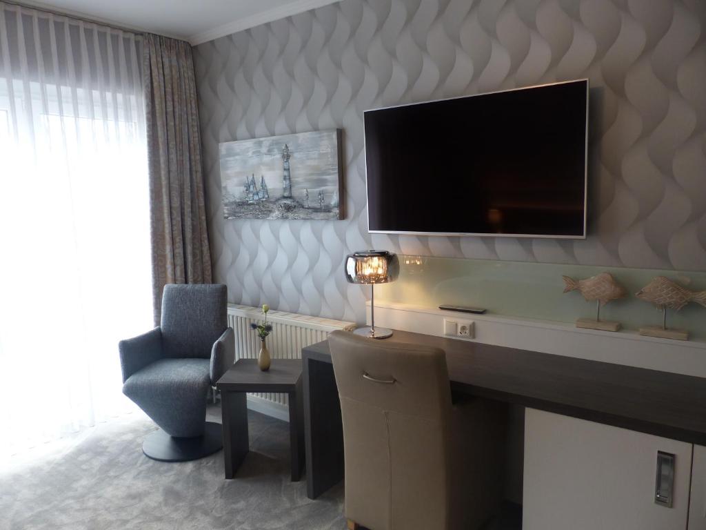 TV a/nebo společenská místnost v ubytování Strand-Hotel