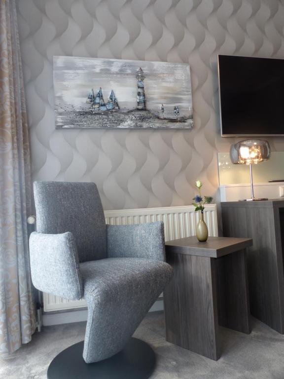 TV a/nebo společenská místnost v ubytování Strand-Hotel