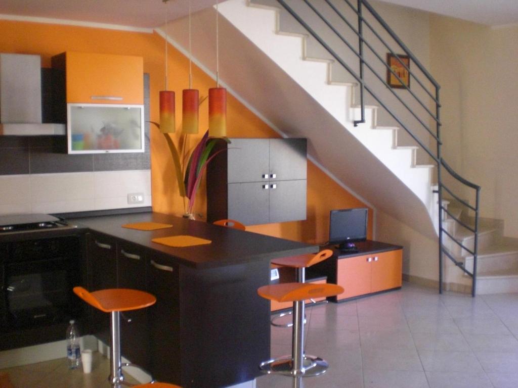 ノート・マリーナにあるVilla Solareのキッチン(カウンター、階段付)