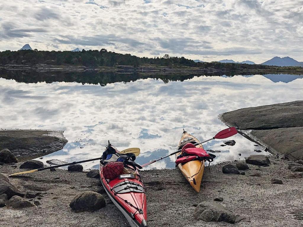 Tranøya的住宿－Holiday home Tranøy，两艘皮艇在水体岸边