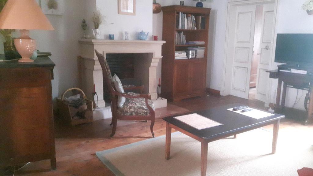 Televízia a/alebo spoločenská miestnosť v ubytovaní La maison de grand-mère Angèle