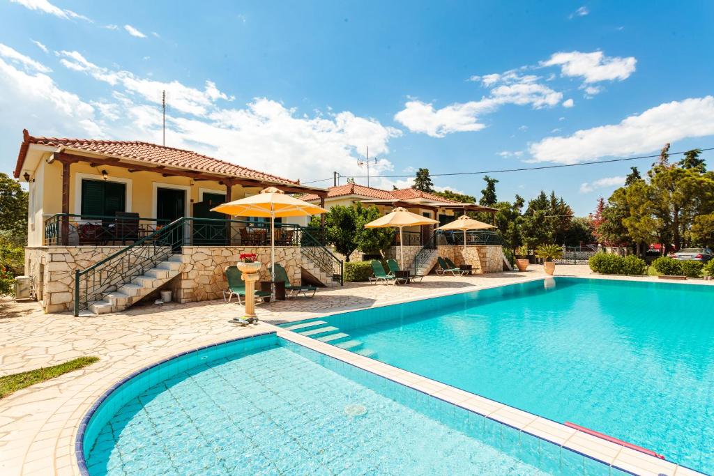Bazén v ubytování Dukes Poolside Houses nebo v jeho okolí