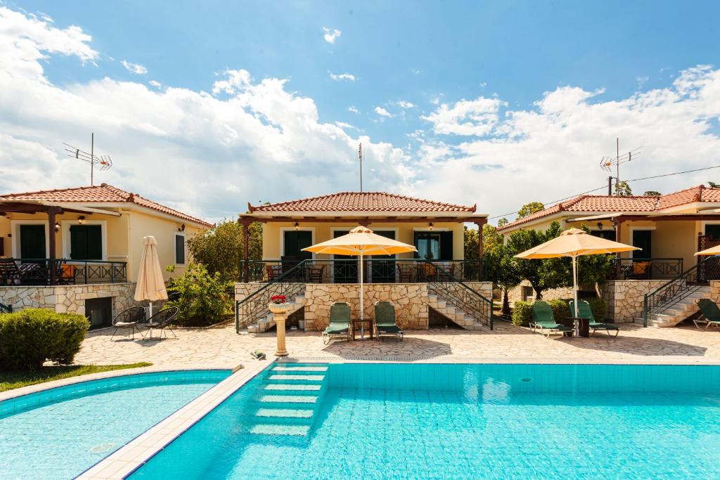 Bazén v ubytování Dukes Poolside Houses nebo v jeho okolí