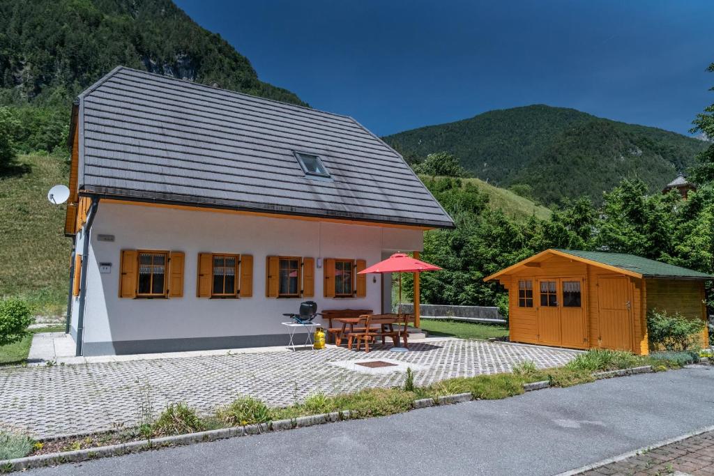 Nespecifikovaný výhled na hory nebo výhled na hory při pohledu z prázdninového domu