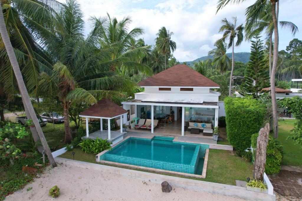 - une vue aérienne sur une villa avec une piscine dans l'établissement Diamond Villa, à Laem Sor