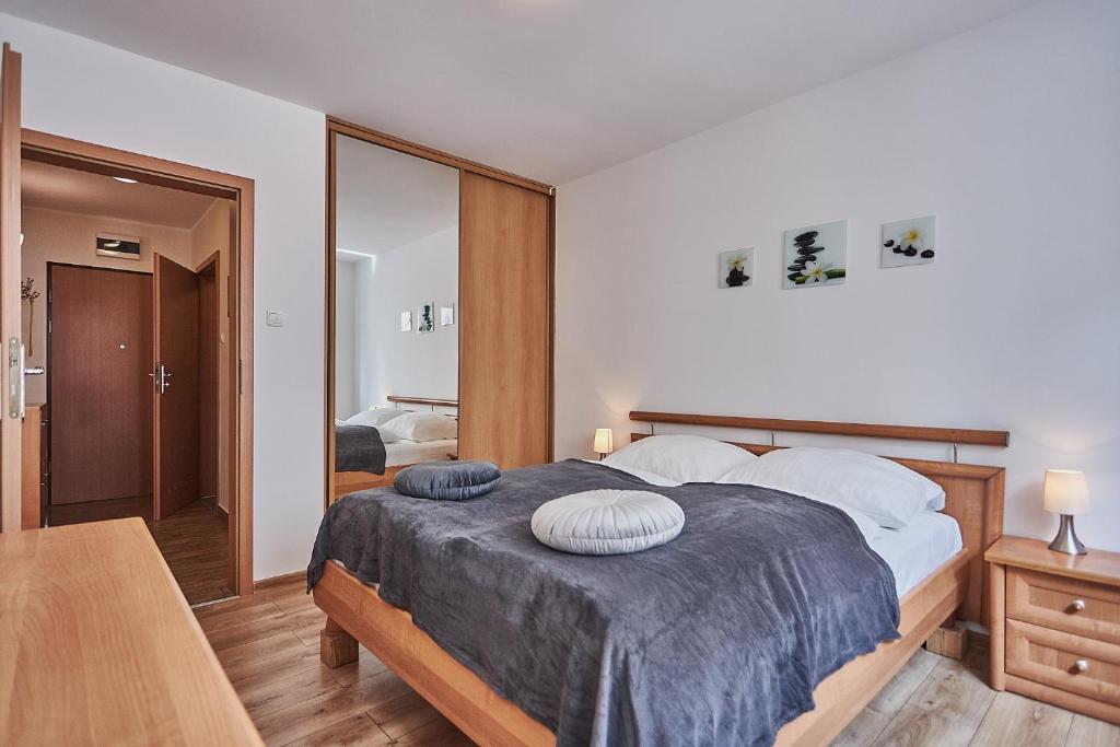 1 dormitorio con 1 cama con 2 almohadas en Apartamenty Świnoujście -Żeromskiego 5 en Świnoujście