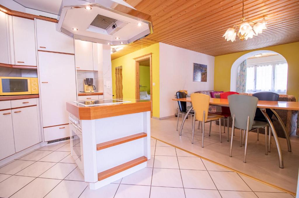 Kuchyň nebo kuchyňský kout v ubytování Haus Padrun 2