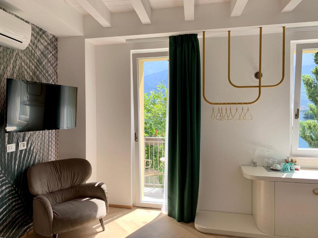 Televízia a/alebo spoločenská miestnosť v ubytovaní LUXURY SUITES ROCOPOM - Lake Front