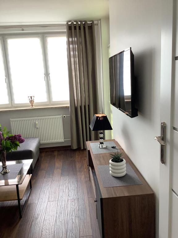 Televízia a/alebo spoločenská miestnosť v ubytovaní Pogodne Centrum