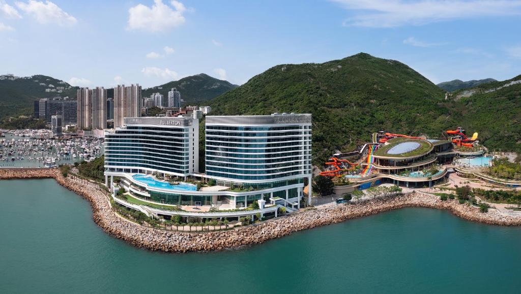 uma vista aérea de um hotel e parque aquático em The Fullerton Ocean Park Hotel Hong Kong em Hong Kong