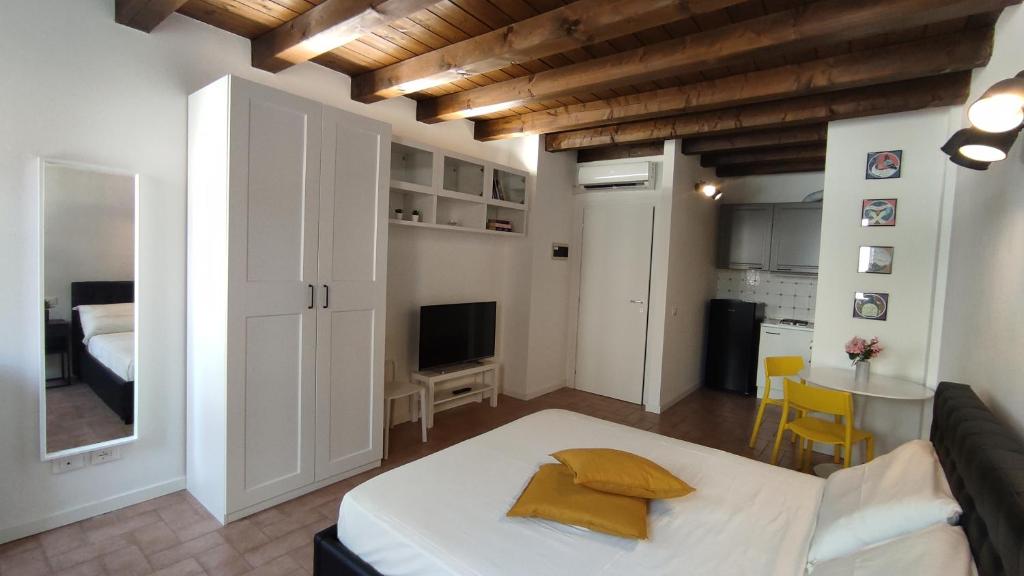 Cet appartement comprend une chambre avec un lit et une cuisine avec une table. dans l'établissement El Postesin, à Vérone