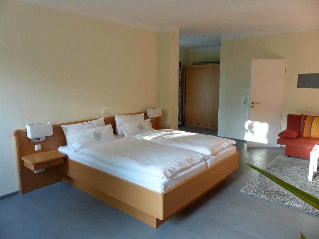Postel nebo postele na pokoji v ubytování Strand-Hotel