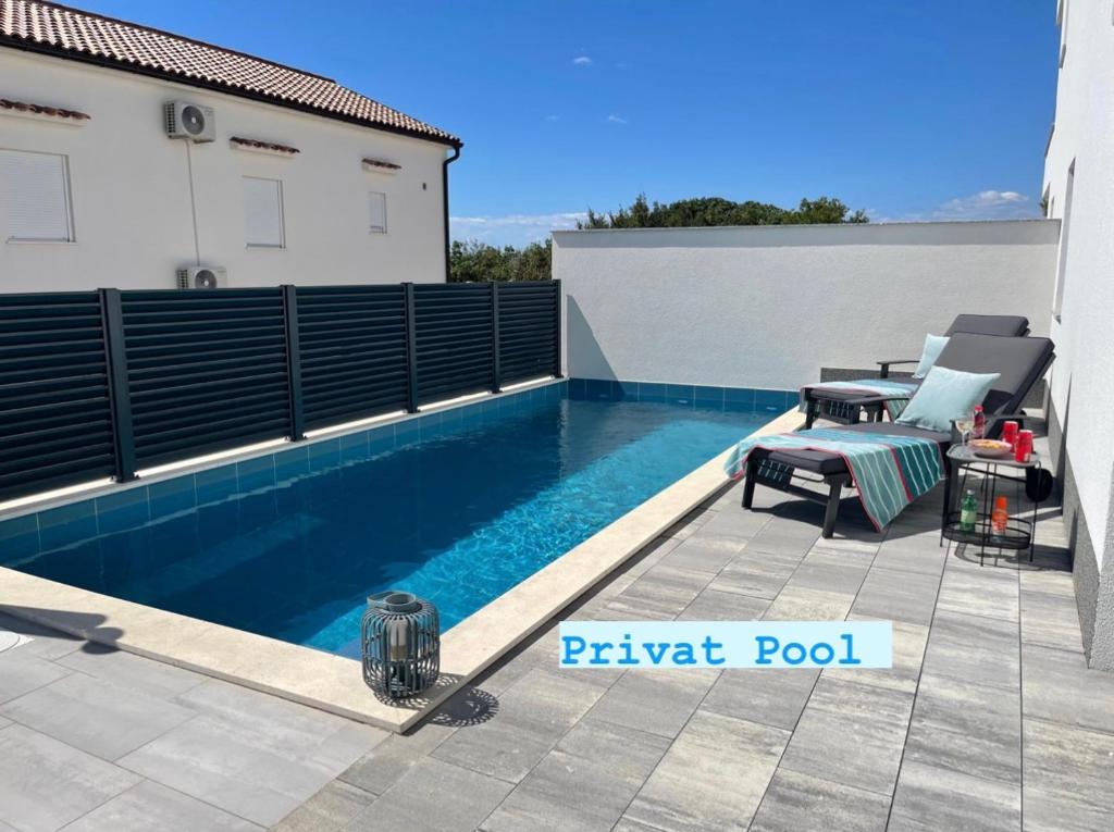 - une piscine dans l'arrière-cour d'une maison dans l'établissement Luxury Apartment SWANY, à Crikvenica