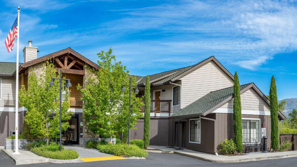 een huis met een Amerikaanse vlag ervoor bij Best Western Plus Stevenson Manor in Calistoga