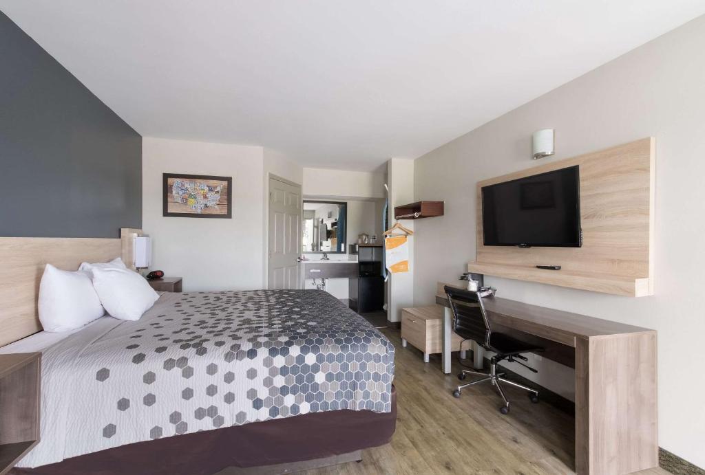 Econo Lodge Greenville near University - King Room - Smoking