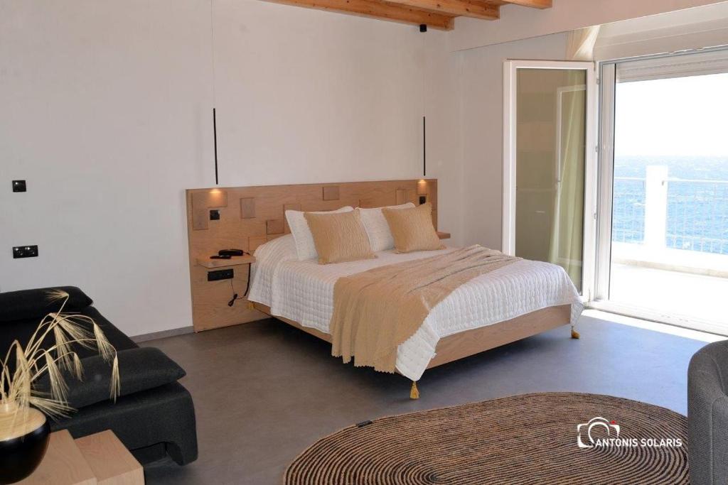 Postel nebo postele na pokoji v ubytování Nisaki Hotel & Elite Suites