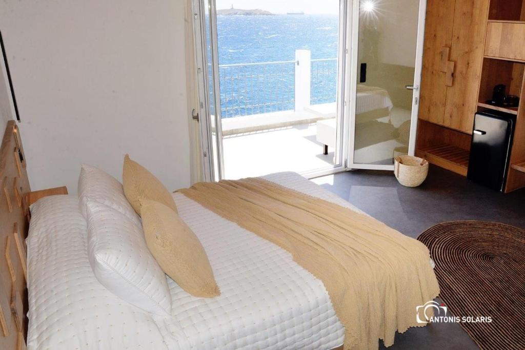 Postel nebo postele na pokoji v ubytování Nisaki Hotel & Elite Suites