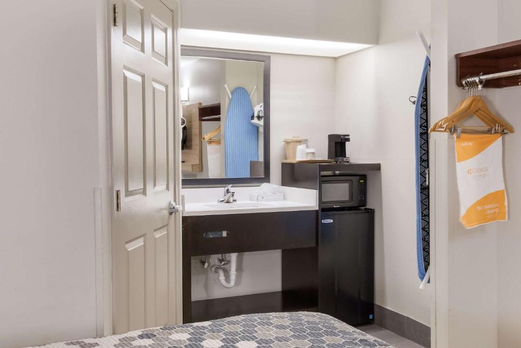 Econo Lodge Greenville near University - Double Room With Two Double Beds - Non-Smoking