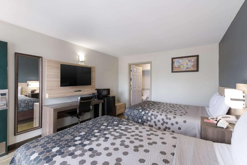 Econo Lodge Greenville near University - Double Room - Accessible/Non-Smoking
