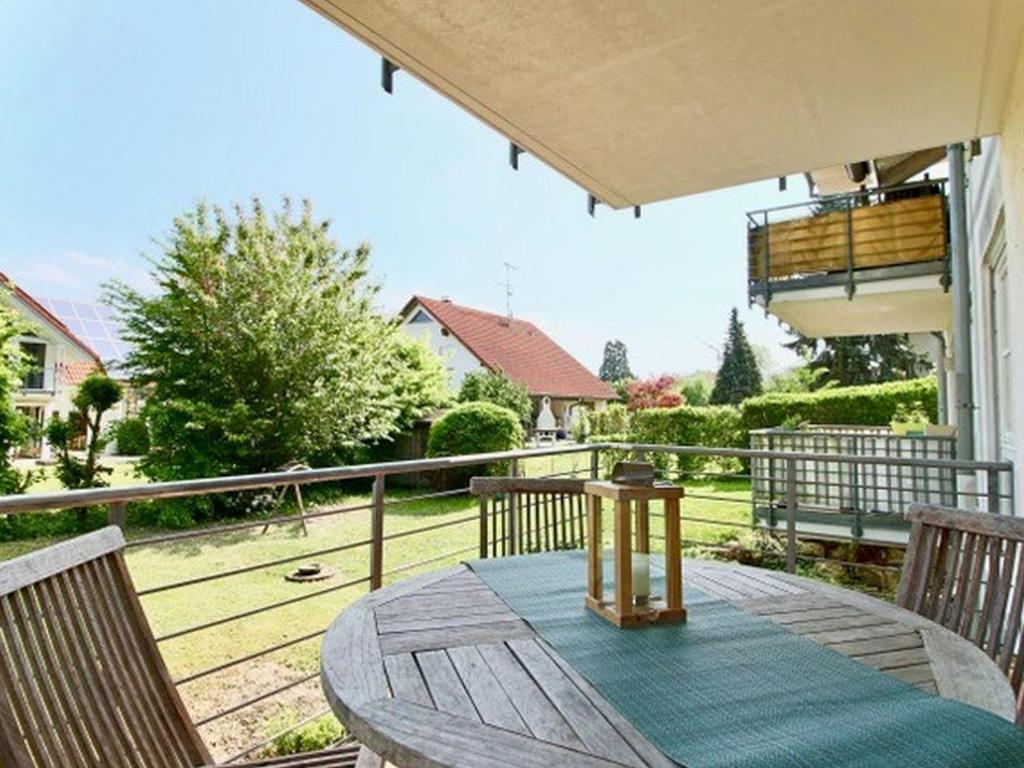 Un balcón o terraza en Komfort-Ferienwohnung am See
