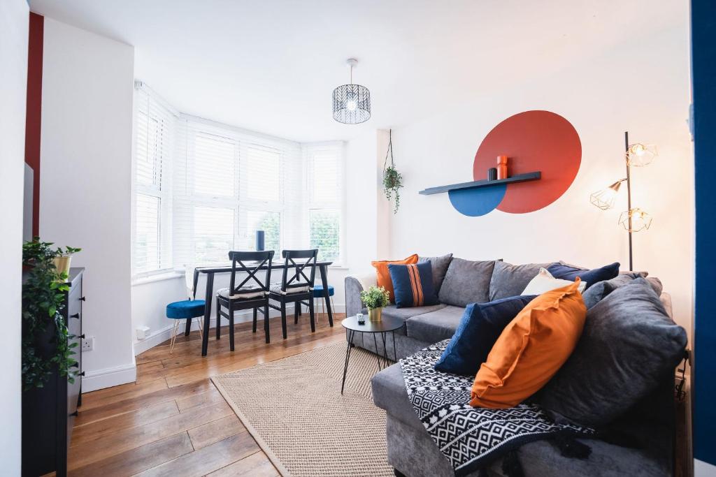 een woonkamer met een bank en een tafel bij Kandaka-Modern Apartment in Belle Isle