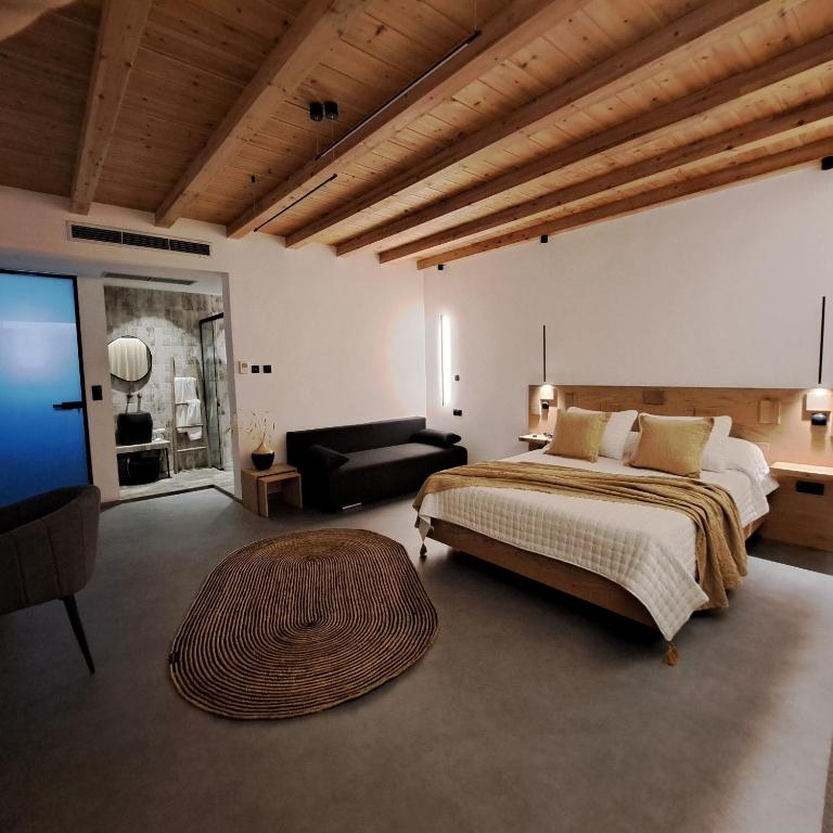 Postel nebo postele na pokoji v ubytování Nisaki Hotel & Elite Suites