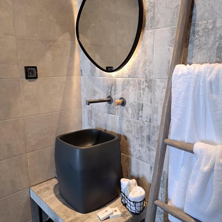 Koupelna v ubytování Nisaki Hotel & Elite Suites