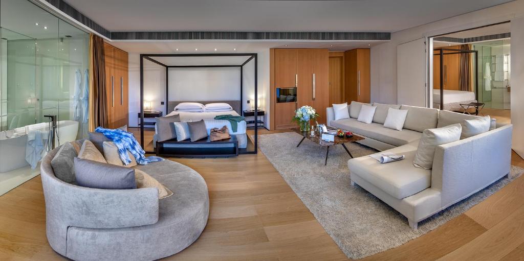 een woonkamer met 2 banken en een slaapkamer bij Principe Forte Dei Marmi - Resort & Spa in Forte dei Marmi