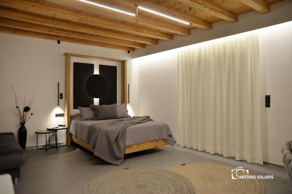 Postel nebo postele na pokoji v ubytování Nisaki Hotel & Elite Suites