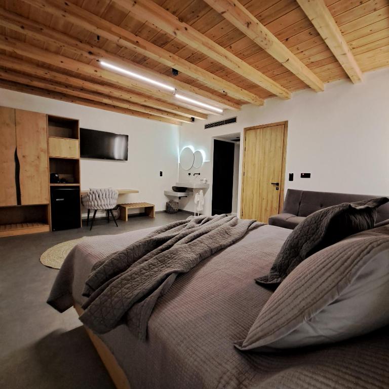 Postel nebo postele na pokoji v ubytování Nisaki Hotel & Elite Suites