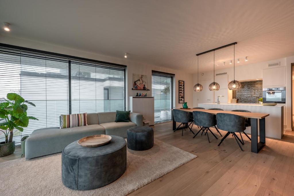 un salon avec un canapé et une table dans l'établissement Green h(e)aven, à Nieuport