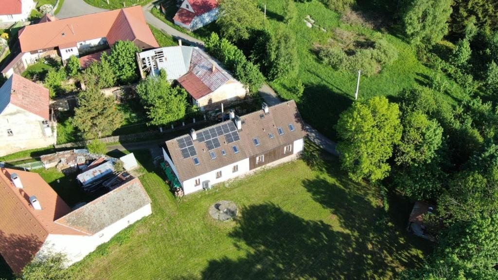 una vista aérea de un edificio en un campo en Penzion Na Výsluní, en Strašín