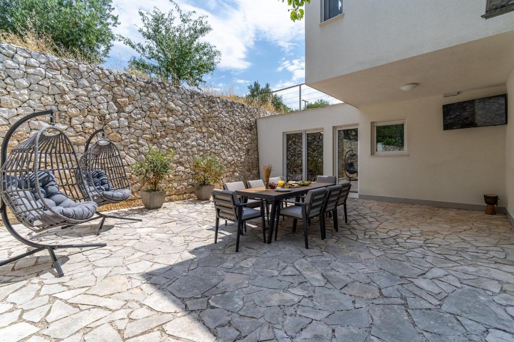 Patio alebo iná vonkajšia časť ubytovania NEW! Seaview Villa ABA with 38sqm heated infinity pool, 4 bedrooms, Media room, 150m from sea