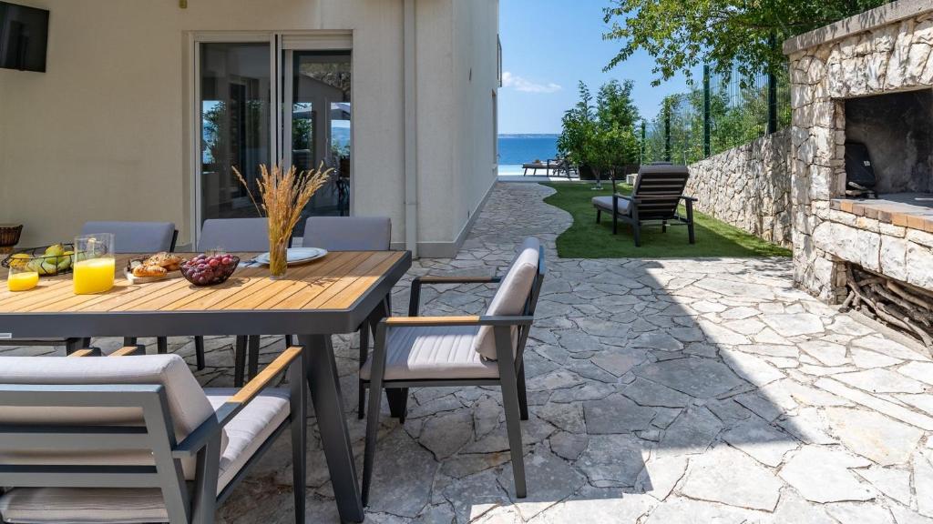 Balkón alebo terasa v ubytovaní NEW! Seaview Villa ABA with 38sqm heated infinity pool, 4 bedrooms, Media room, 150m from sea