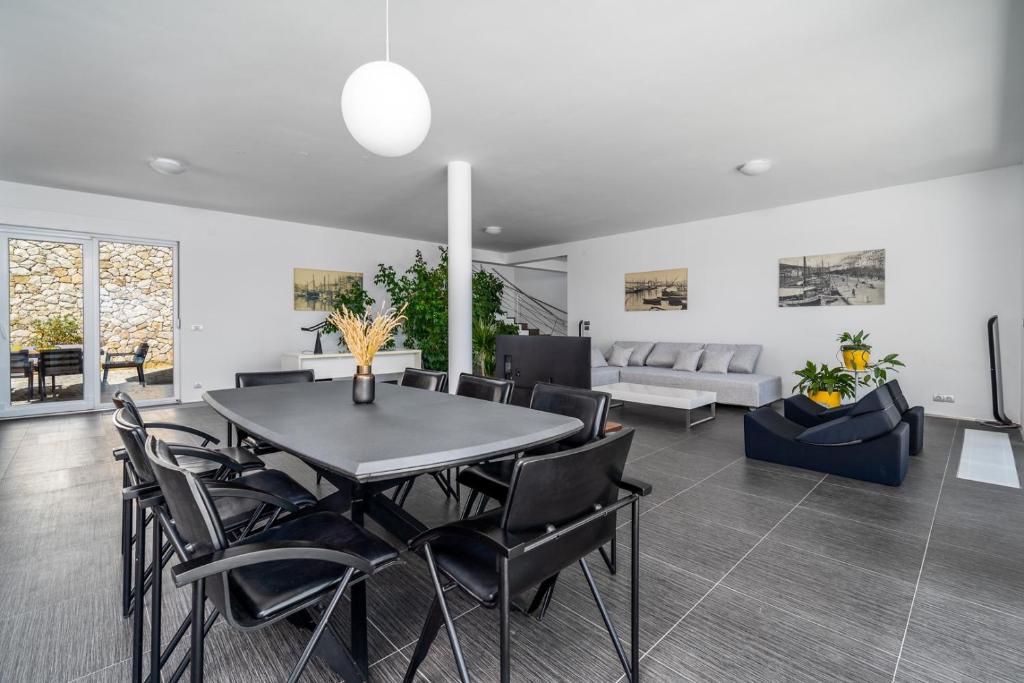 Posedenie v ubytovaní NEW! Seaview Villa ABA with 38sqm heated infinity pool, 4 bedrooms, Media room, 150m from sea