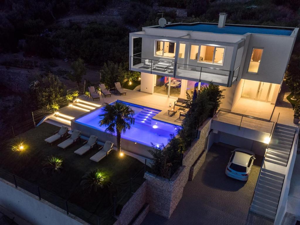 Bazén v ubytovaní NEW! Seaview Villa ABA with 38sqm heated infinity pool, 4 bedrooms, Media room, 150m from sea alebo v jeho blízkosti