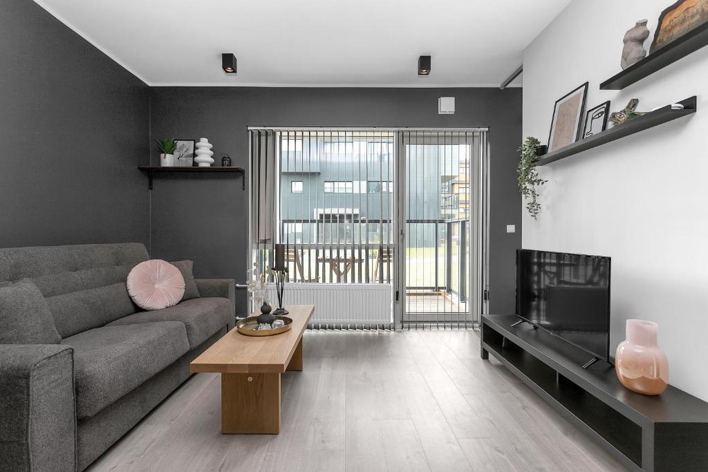 uma sala de estar com um sofá e uma televisão em Stylish 1-bedroom Reykjavík Apartment em Reykjavík