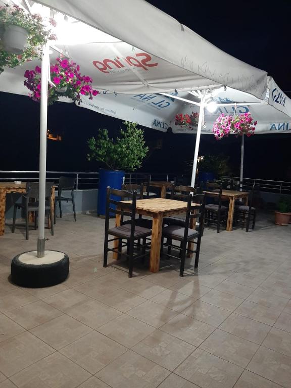 Un restaurante u otro lugar para comer en Hotel Brahimi