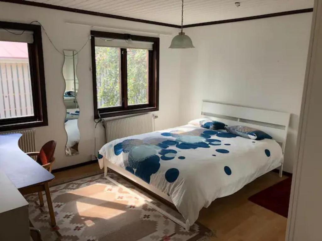 Nice room in a private house with garden view close to Uni and City - Housity