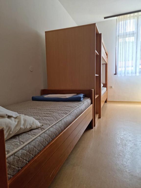 Postel nebo postele na pokoji v ubytování Youth Hostel Pinesta