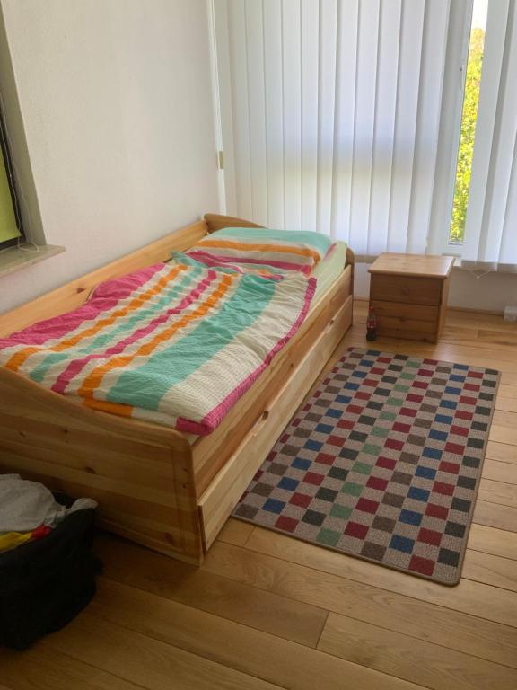 Uma cama ou camas num quarto em Ferien/ Monteurzimmer mit gemeinsam Wozi, Kü, Bad, WLAN