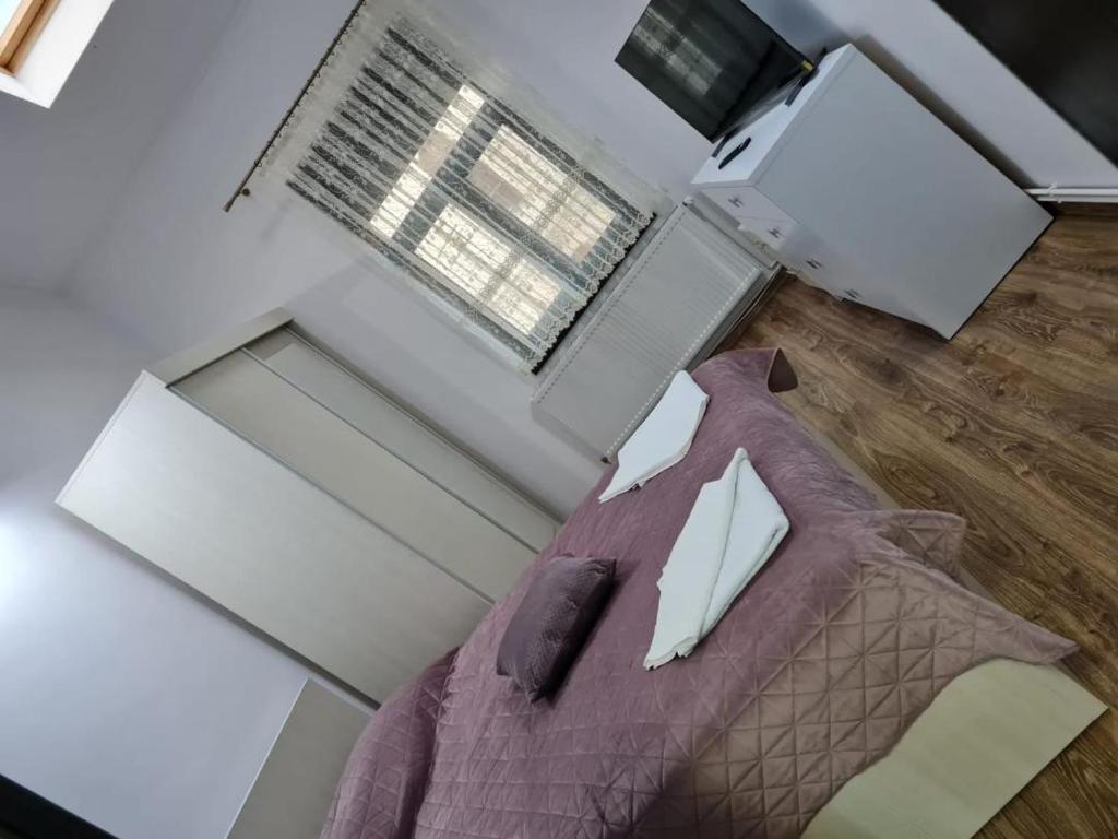 vistas a un dormitorio con cama y ventana en Apartament La Cetate, en Aiud