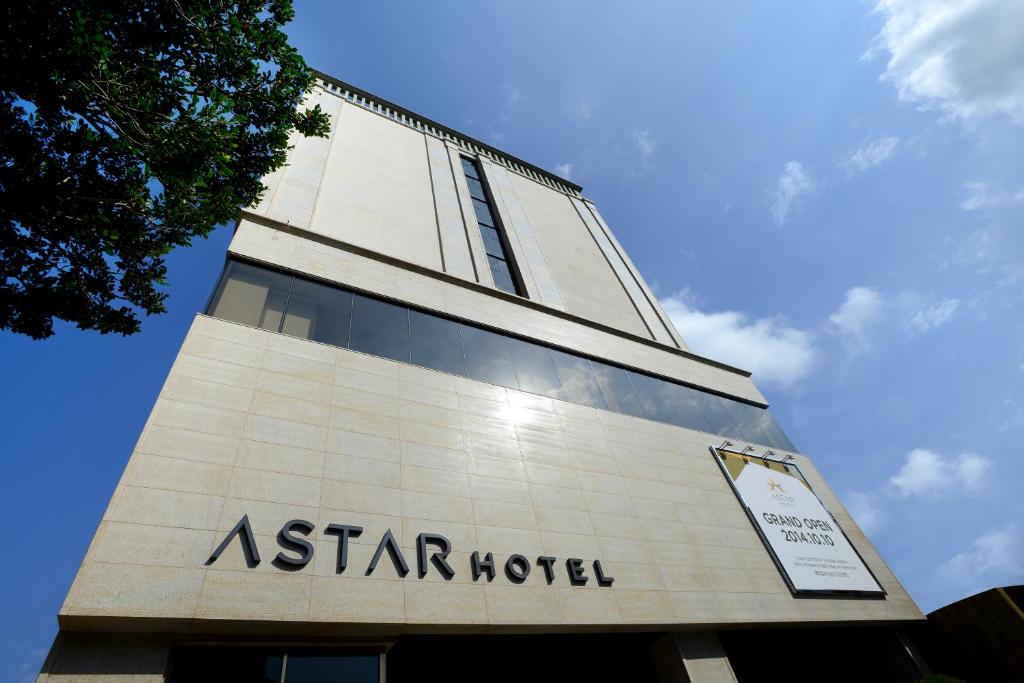 un edificio con el nombre de un hotel estrella en Astar Hotel en Jeju