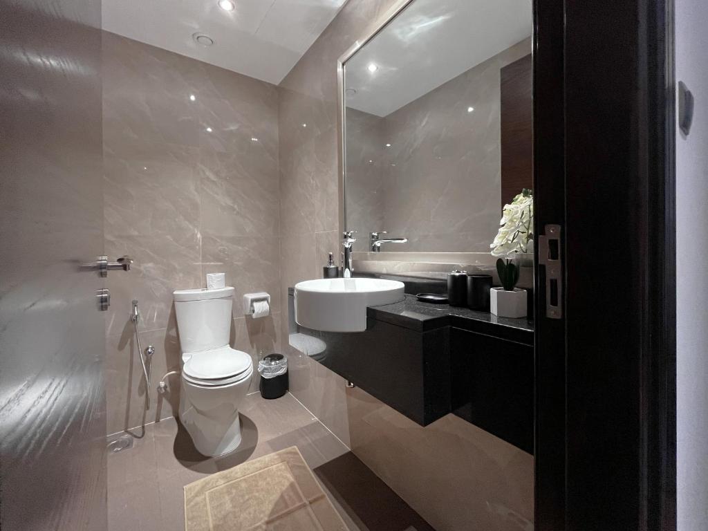Koupelna v ubytování Trophy Elite Elegance Suites with Panaromic Burj Khalifa Views