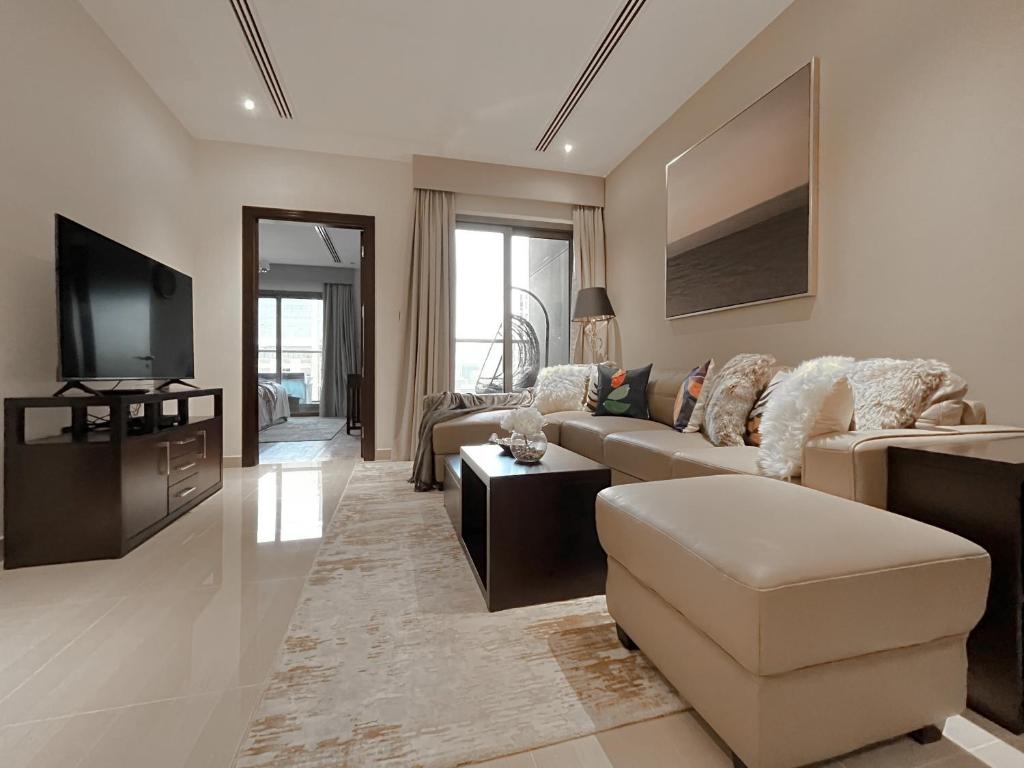TV a/nebo společenská místnost v ubytování Trophy Elite Elegance Suites with Panaromic Burj Khalifa Views