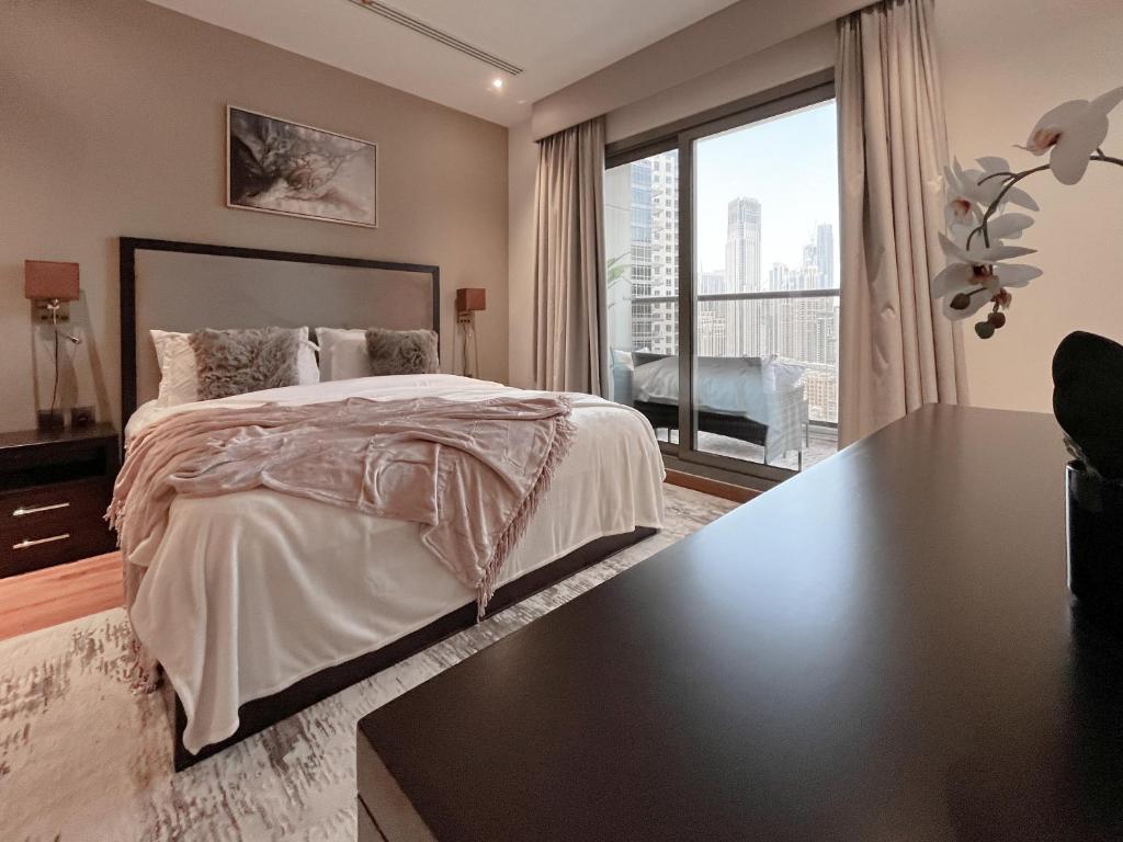 Postel nebo postele na pokoji v ubytování Trophy Elite Elegance Suites with Panaromic Burj Khalifa Views