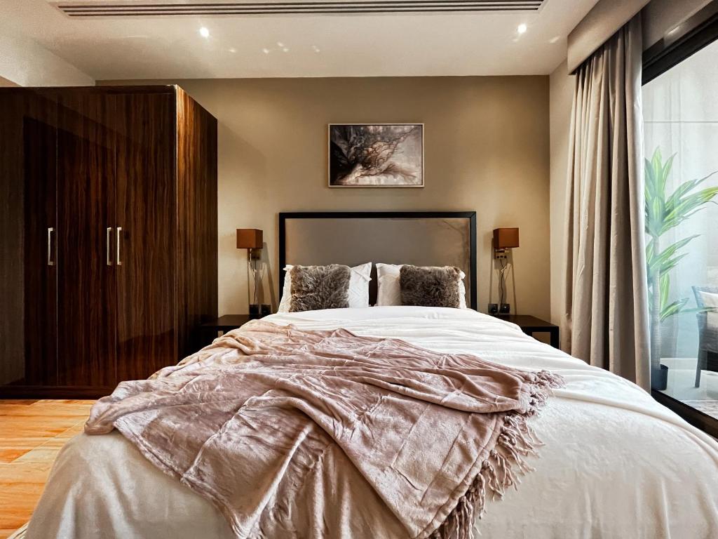 Postel nebo postele na pokoji v ubytování Trophy Elite Elegance Suites with Panaromic Burj Khalifa Views